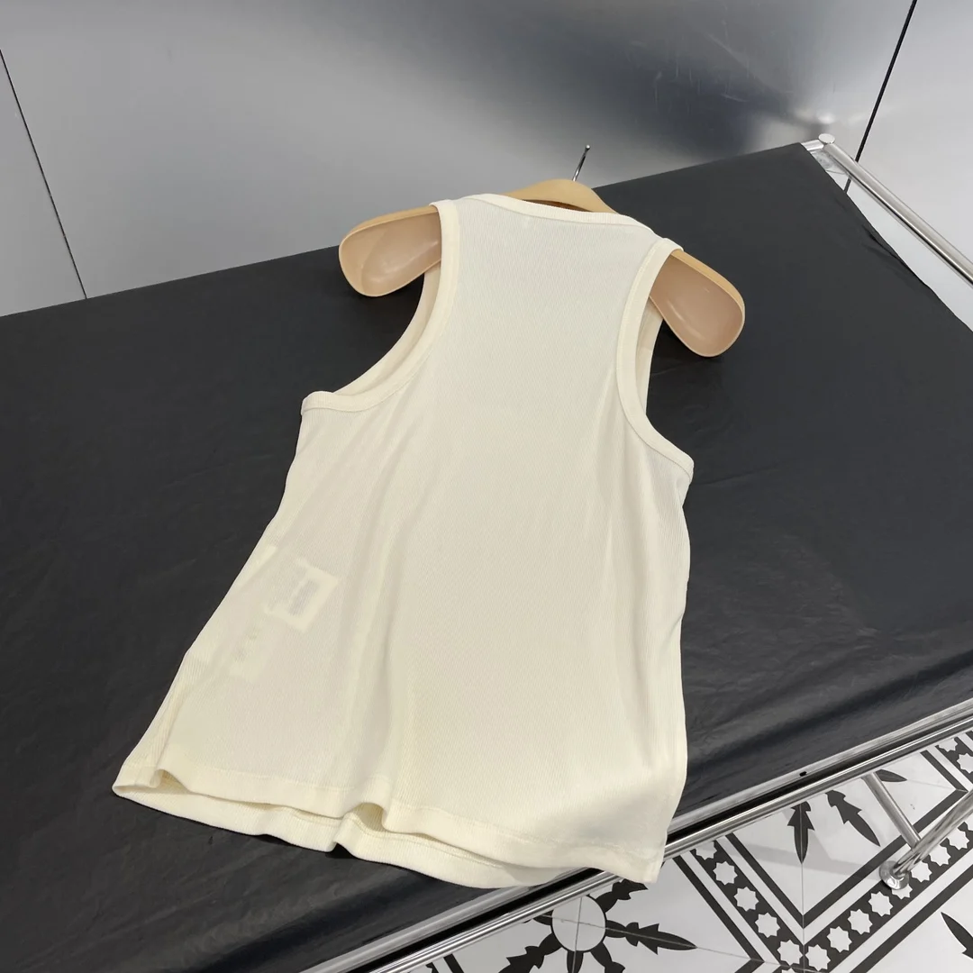 2024 long knitted jersey vest Round neck, embroidered with the brand's logo at the chest, ribbed hem, neckline-inspired piece
2024 long knitted jersey vest Round neck, embroidered with the brand's logo at the chest, ribbed hem, neckline-inspired piece