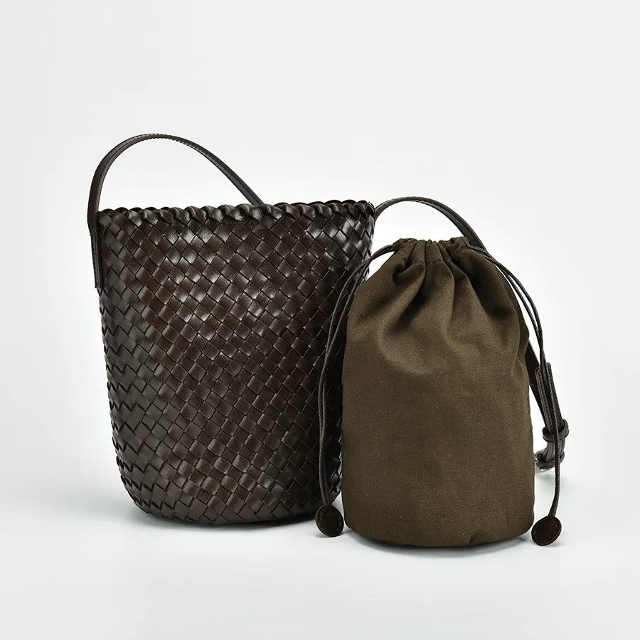 New vintage cowhide woven bucket bag cylinder simple cross-body, fashionable and beautiful
New vintage cowhide woven bucket bag cylinder simple cross-body, fashionable and beautiful