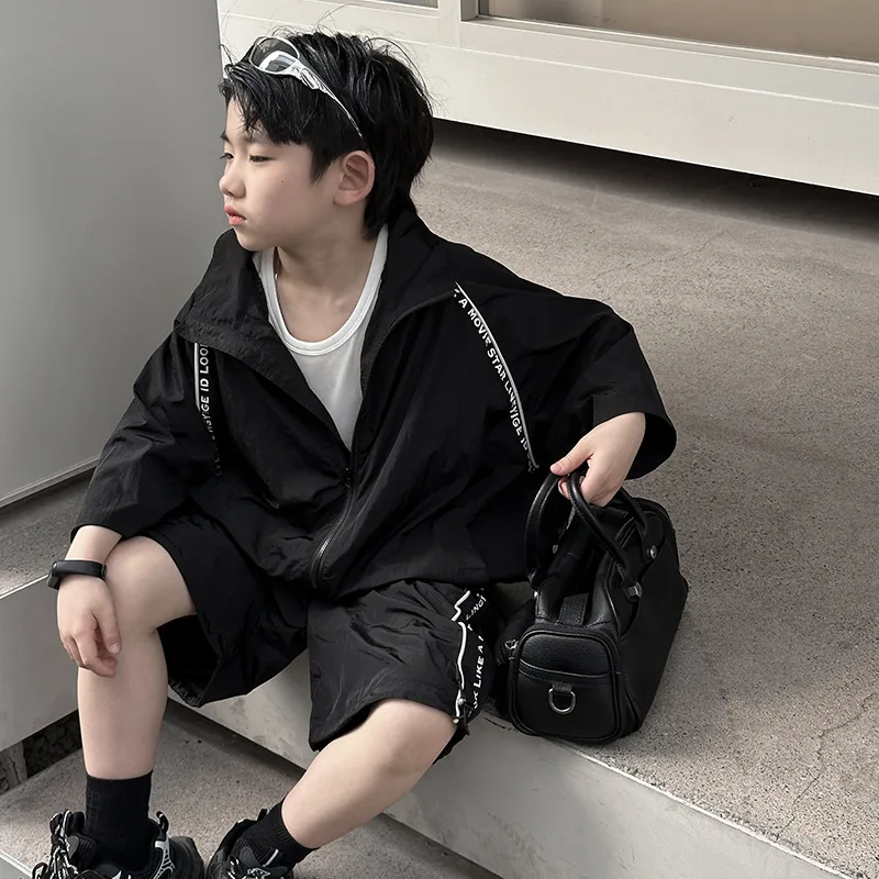 Children Fashion Personality Sunscreen Set 2024 Summer New Boys Handsome Loose Breathable Short Sleeve Shorts Two Piece Set
Children Fashion Personality Sunscreen Set 2024 Summer New Boys Handsome Loose Breathable Short Sleeve Shorts Two Piece Set