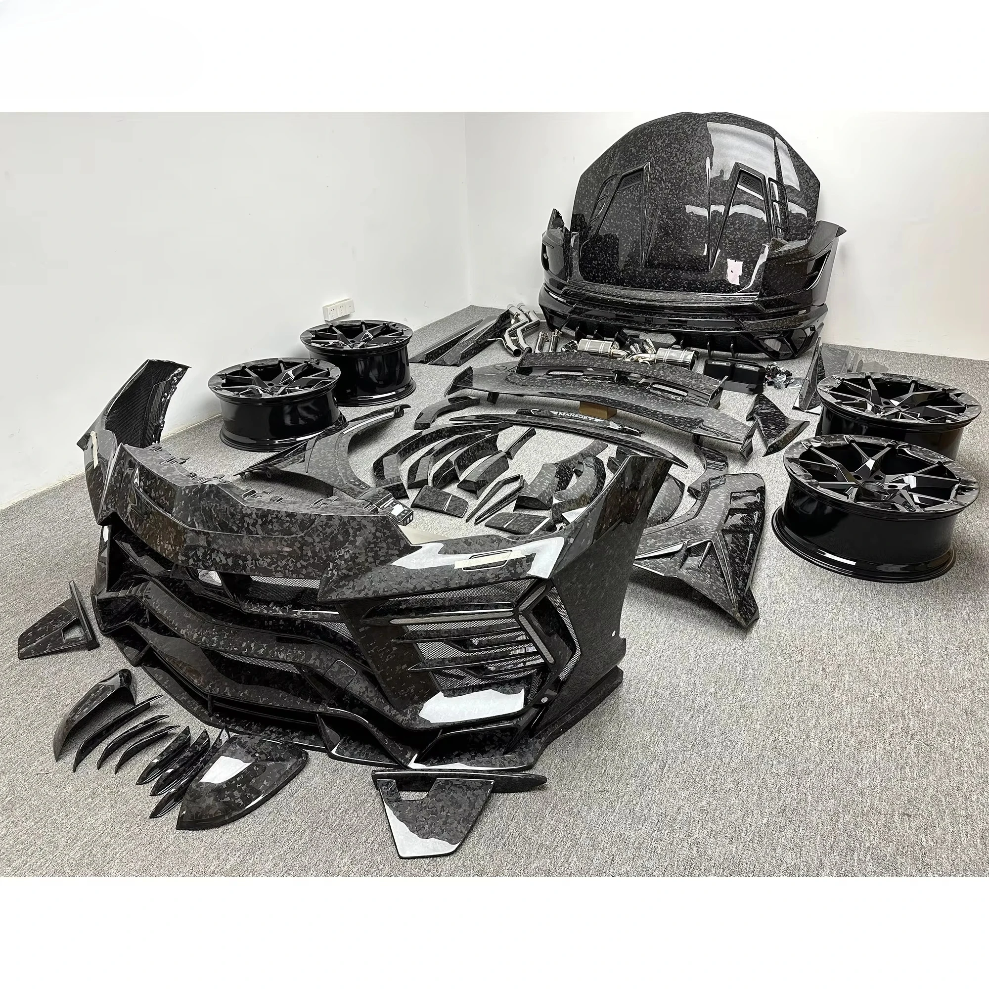 Upgrade Latest Dry Forged Carbon Fiber Auto Parts Gen III Body Kit With Bumper Hood Fenders Wing Exhaust for Lambo URUS Upgrade Latest Dry Forged Carbon Fiber Auto Parts Gen III Body Kit With Bumper Hood Fenders Wing Exhaust for Lambo URUS