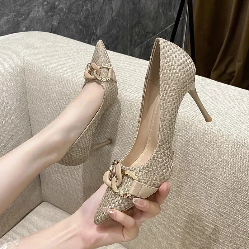 Metal Buckle Thin Heel Pointed Shoes Fashion Sexy New Temperament Women's Shoes High Heels
Metal Buckle Thin Heel Pointed Shoes Fashion Sexy New Temperament Women's Shoes High Heels