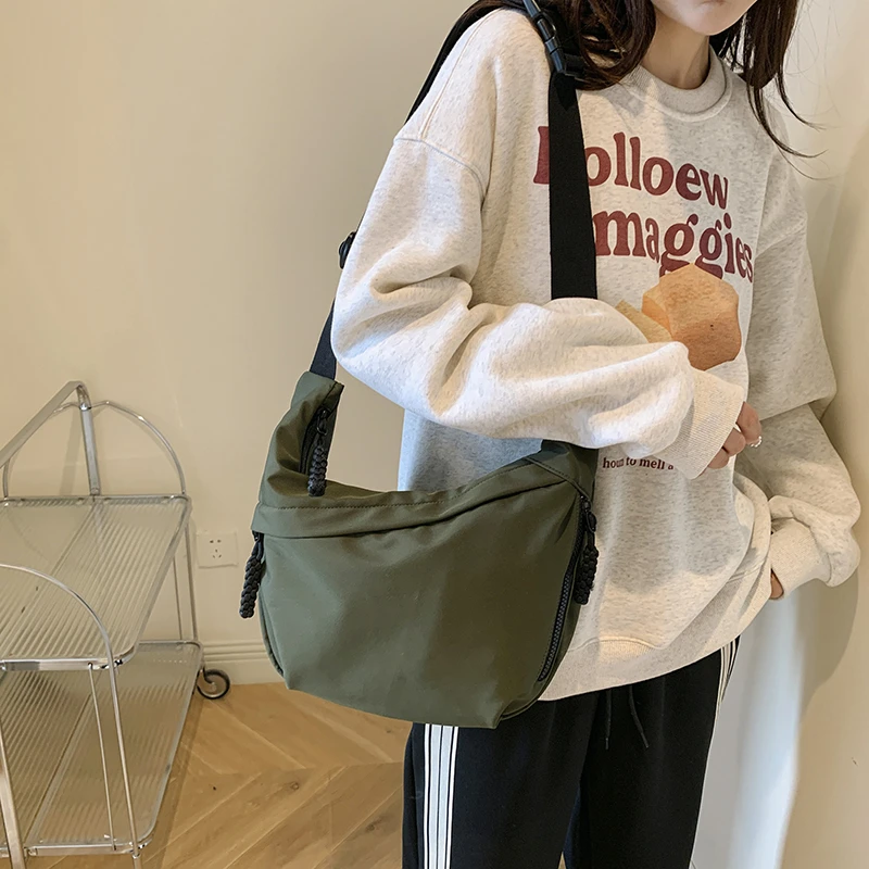 New Fashion Versatile Women's Nylon Cloth Single Shoulder Crossbody Bag Solid Color Large Capacity Simple Commuter Storage Bags
New Fashion Versatile Women's Nylon Cloth Single Shoulder Crossbody Bag Solid Color Large Capacity Simple Commuter Storage Bags