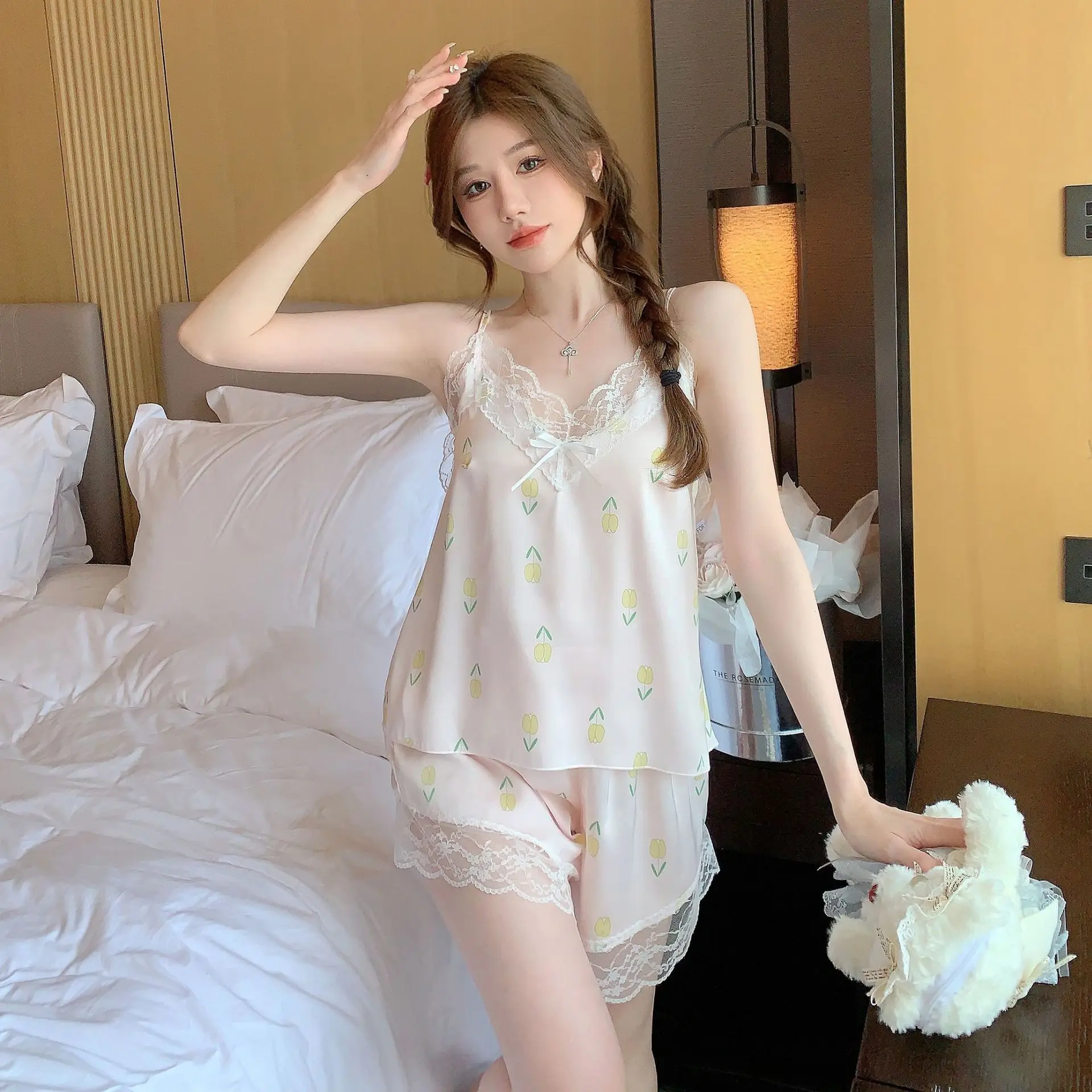 Летний женский Атласный пижамный комплект с принтом, сексуальный кружевной верх, шорты, костюм, шелковая одежда для сна, ночная рубашка, домашняя одежда
Летний женский Атласный пижамный комплект с принтом, сексуальный кружевной верх, шорты, костюм, шелковая одежда для сна, ночная рубашка, домашняя одежда