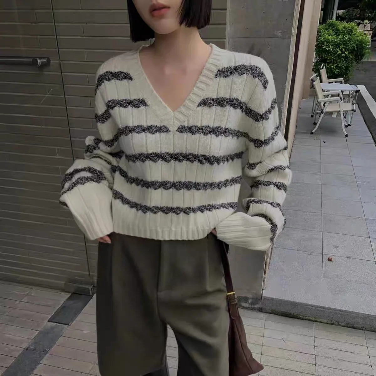 2023 new autumn/winter elegant lazy striped sweater,Fashion design sense niche loose sweater for women's fasjion top
2023 new autumn/winter elegant lazy striped sweater,Fashion design sense niche loose sweater for women's fasjion top