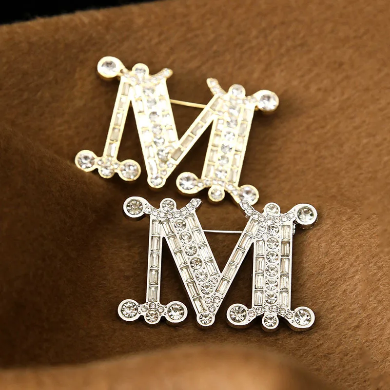 

Fashion Crystal Rhinestone Letter M Enamel Imitation Pearls Brooches Women Baroque Alphabet Initial Pins Wedding Jewelry Brooch