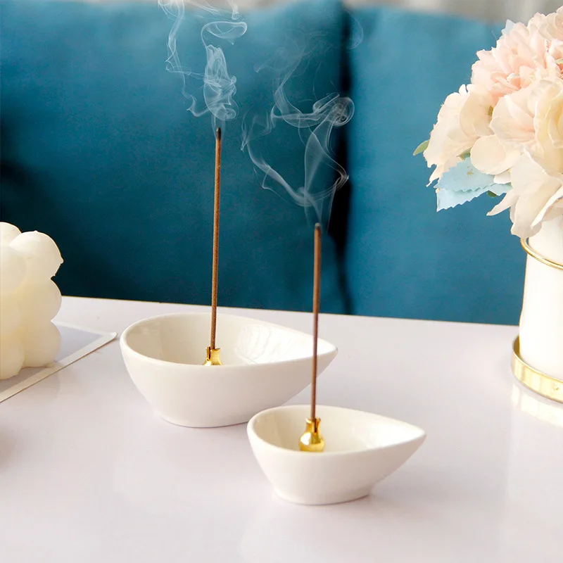 Modern simple water drop shape ceramic white incense holder desktop mini small incense Chinese style offering incense stand
Modern simple water drop shape ceramic white incense holder desktop mini small incense Chinese style offering incense stand