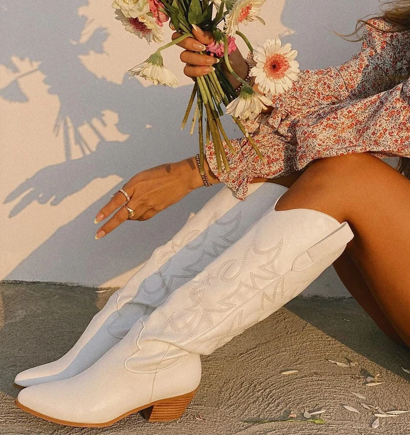 

Женские ковбойские сапоги Onlymaker, белые сапоги до колена в западном стиле, с широкой вышивкой, с острым носком, на блочном каблуке, с пуговицами