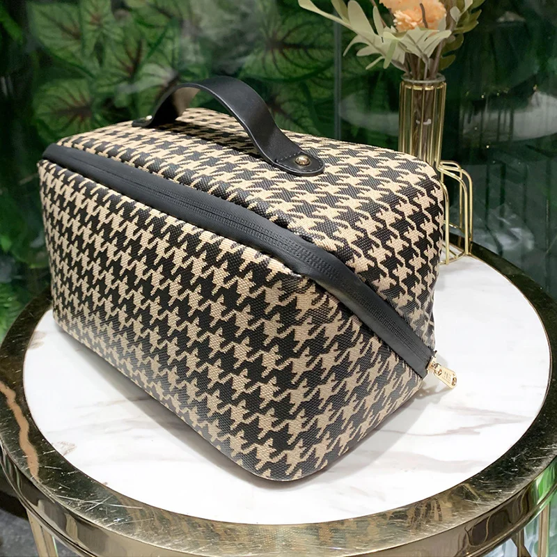 Ins Houndstooth Cosmetic Bag Fashion Literary Zipper Letter Lable Small Storage Bag Female Girls Camvas Pencil Case Makeup Bags
Ins Houndstooth Cosmetic Bag Fashion Literary Zipper Letter Lable Small Storage Bag Female Girls Camvas Pencil Case Makeup Bags