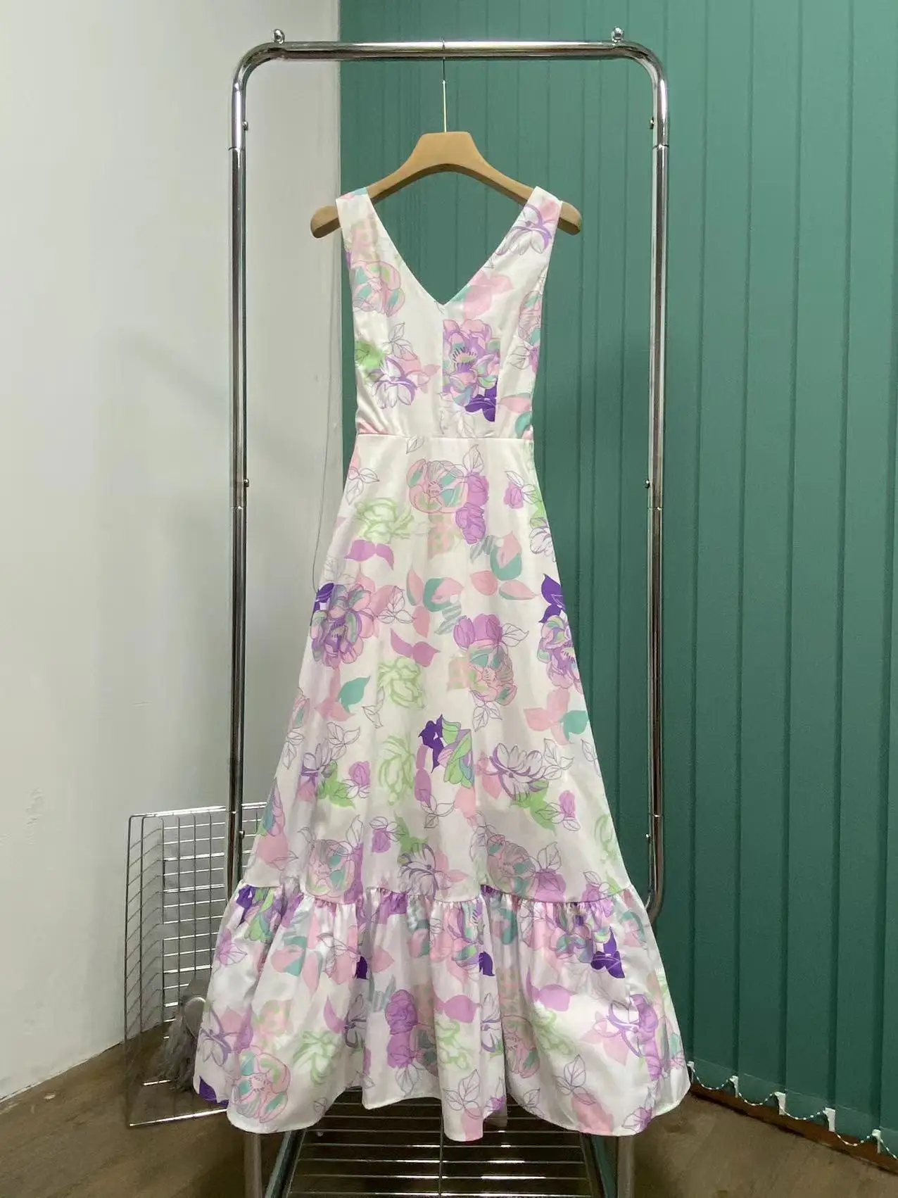 2023 New French retro senior sensible slim double V-neck print long lace-up waist retraction sleeveless dress
2023 New French retro senior sensible slim double V-neck print long lace-up waist retraction sleeveless dress