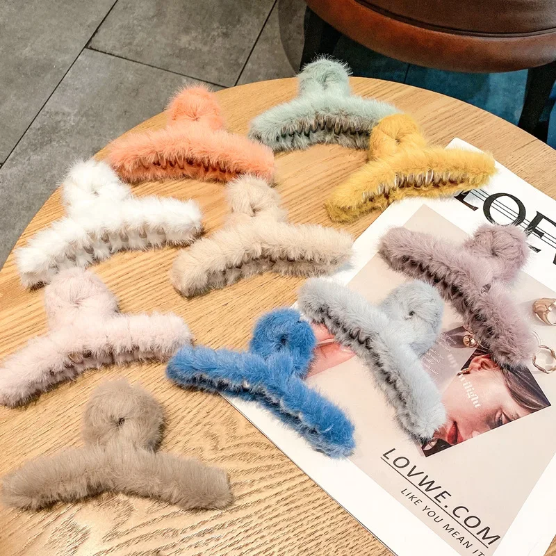 Autumn and winter fashion plush clip Korean girl back of the head curling hair grab hair hair hair clip shark clip cute
Autumn and winter fashion plush clip Korean girl back of the head curling hair grab hair hair hair clip shark clip cute