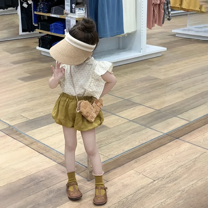 Children's Clothing 2023 Summer New Girl Floral Small Flying Sleeve Shirt Fashion Flower Shorts Suit Fashion
Children's Clothing 2023 Summer New Girl Floral Small Flying Sleeve Shirt Fashion Flower Shorts Suit Fashion
