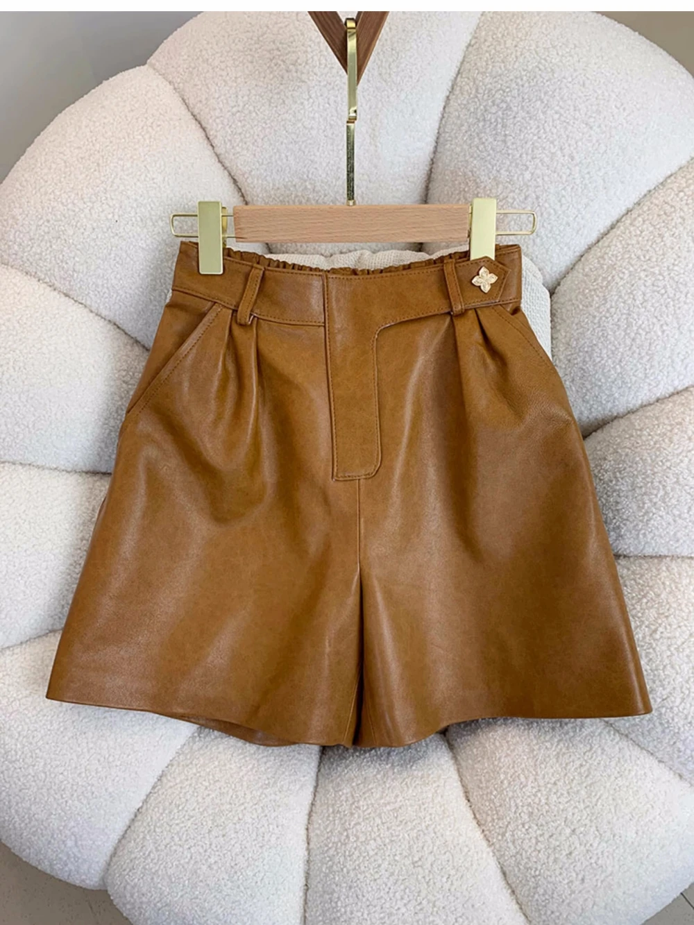 Европейские шикарные женские шорты из высококачественной натуральной кожи с высокой талией B065, Осень-зима 2023
Европейские шикарные женские шорты из высококачественной натуральной кожи с высокой талией B065, Осень-зима 2023