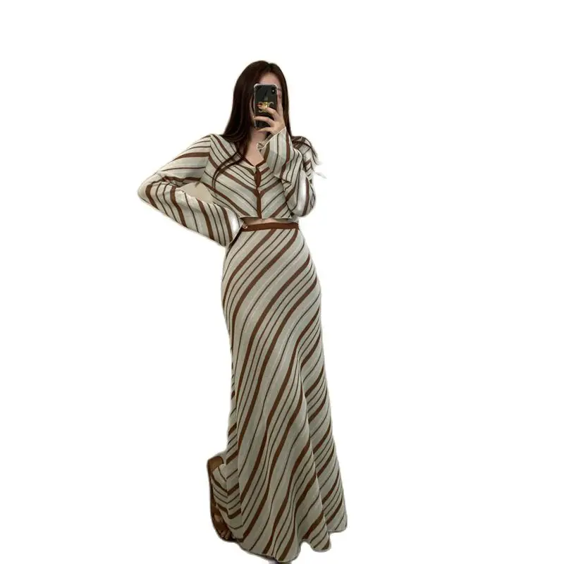 2022 Autumn and Winter Female Skirt Suit Long Sleeve Stripe High Waist Free Shipping
2022 Autumn and Winter Female Skirt Suit Long Sleeve Stripe High Waist Free Shipping