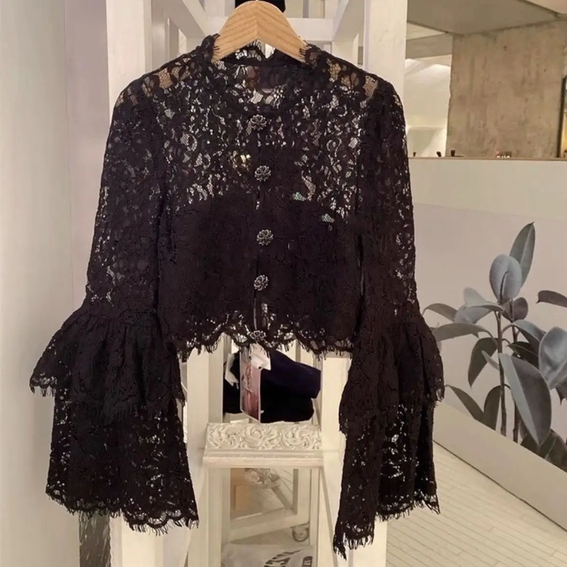 High Quality Retro Lace Embroidery Long-sleeved Short Shirt Blouse For Women 2023 Spring New Fashion Flare Sleeve Slim Short Top
High Quality Retro Lace Embroidery Long-sleeved Short Shirt Blouse For Women 2023 Spring New Fashion Flare Sleeve Slim Short Top