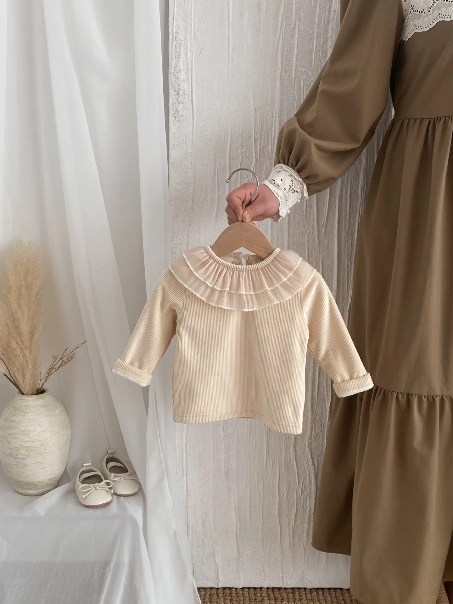 2025 Winter New Baby Girls Ruffle Collar Fleece Tees Infant Solid Bottoming Shirt Toddler Girls Plus Velvet Thick Warm Tops 8 S516a24a45ed04cf69b161f0800b4b115u