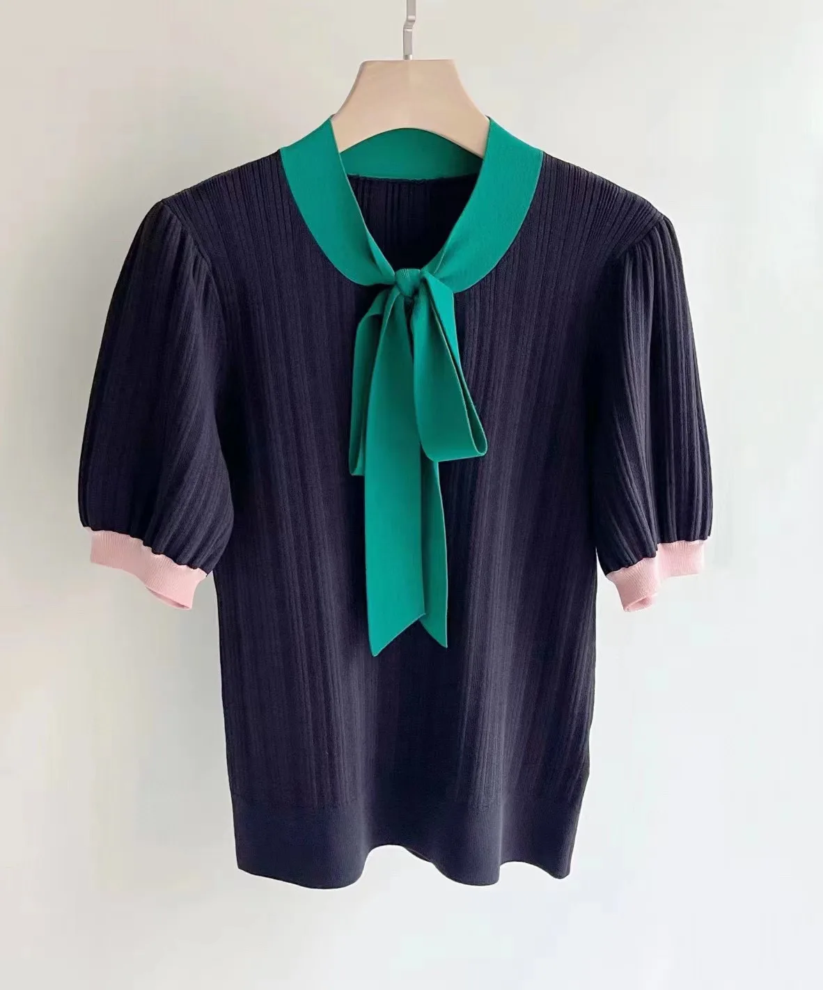 Женский трикотажный топ с контрастным бантом на воротнике, облегающая летняя новая Элегантная трикотажная футболка с коротким рукавом-фонариком
Женский трикотажный топ с контрастным бантом на воротнике, облегающая летняя новая Элегантная трикотажная футболка с коротким рукавом-фонариком