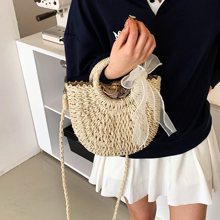 Sac à main paille et noeud en soie Sac à main paille et noeud en soie