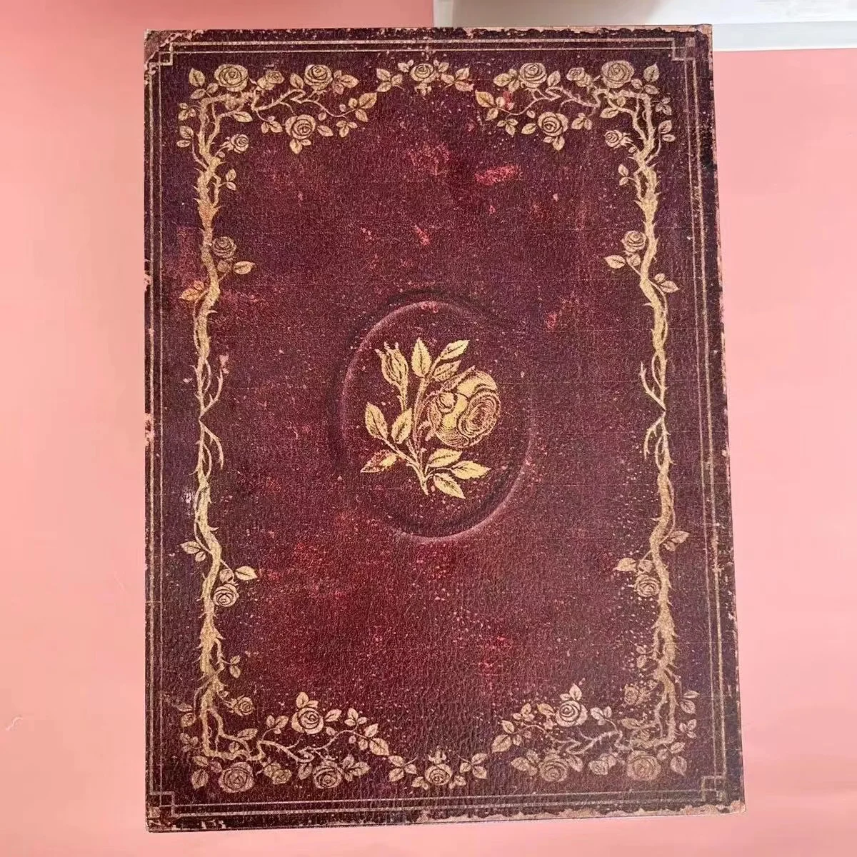Vintage Props Book Storage Box Artificial Book Home Office Decoration Ornaments Light Luxury Jewelry Watch Cosmetic Organizer
Vintage Props Book Storage Box Artificial Book Home Office Decoration Ornaments Light Luxury Jewelry Watch Cosmetic Organizer