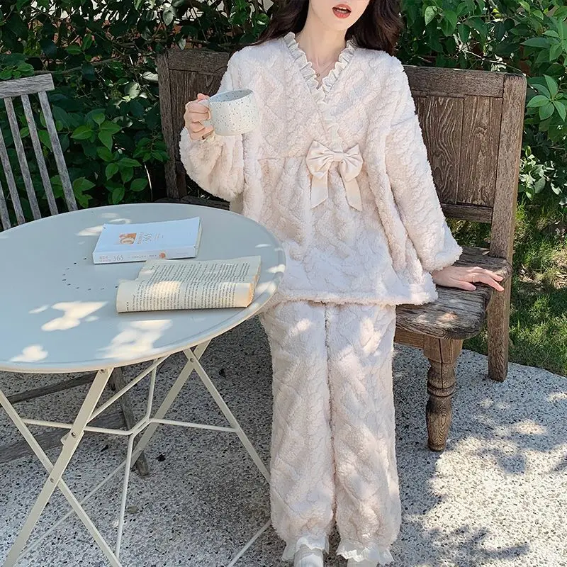 Coral velvet pajamas for women in autumn and winter thickened and plush home clothing flannel winter pajama set
Coral velvet pajamas for women in autumn and winter thickened and plush home clothing flannel winter pajama set