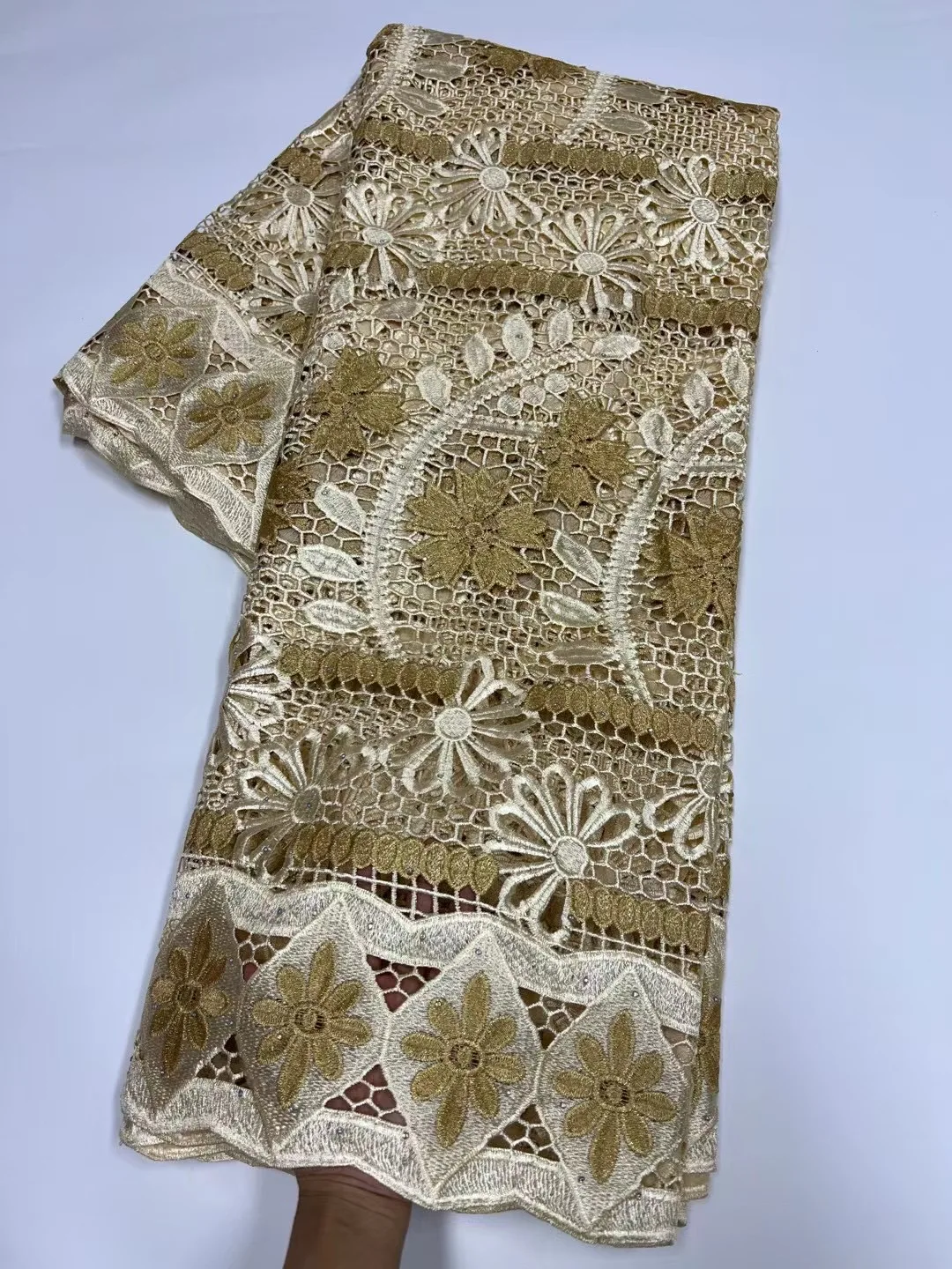 New Design French Guipure Cord Lace Fabric High Quality African Stones Holes Water Soluble Fabric Nigeria For Women Dinner Dress
New Design French Guipure Cord Lace Fabric High Quality African Stones Holes Water Soluble Fabric Nigeria For Women Dinner Dress