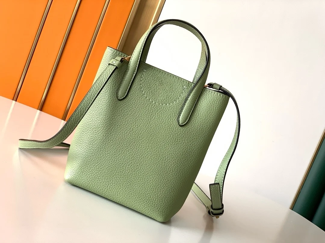 Exquisite and Fashionable New Shopping Bag Practical Large Capacity Cowhide Diagonal Cross Bag Women's Bag
Exquisite and Fashionable New Shopping Bag Practical Large Capacity Cowhide Diagonal Cross Bag Women's Bag