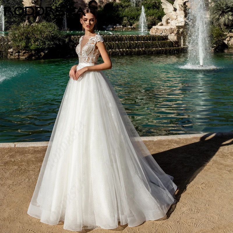 RODDRSYA Princess Wedding Dress For Women Vestido De Noiva Romantic V-Neck Cap Sleeve Bridal Party Illusion Button Back 웨딩드레스
RODDRSYA Princess Wedding Dress For Women Vestido De Noiva Romantic V-Neck Cap Sleeve Bridal Party Illusion Button Back 웨딩드레스