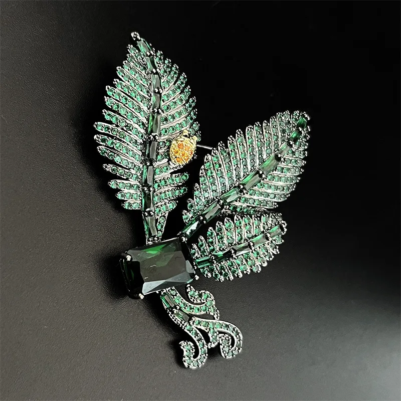 

OKILY Retro Imitation Emerald Zircon Half Leaf Brooch Women's Luxury Plant Leaves Brooches Fashion Jewelry Broch Charming Gift