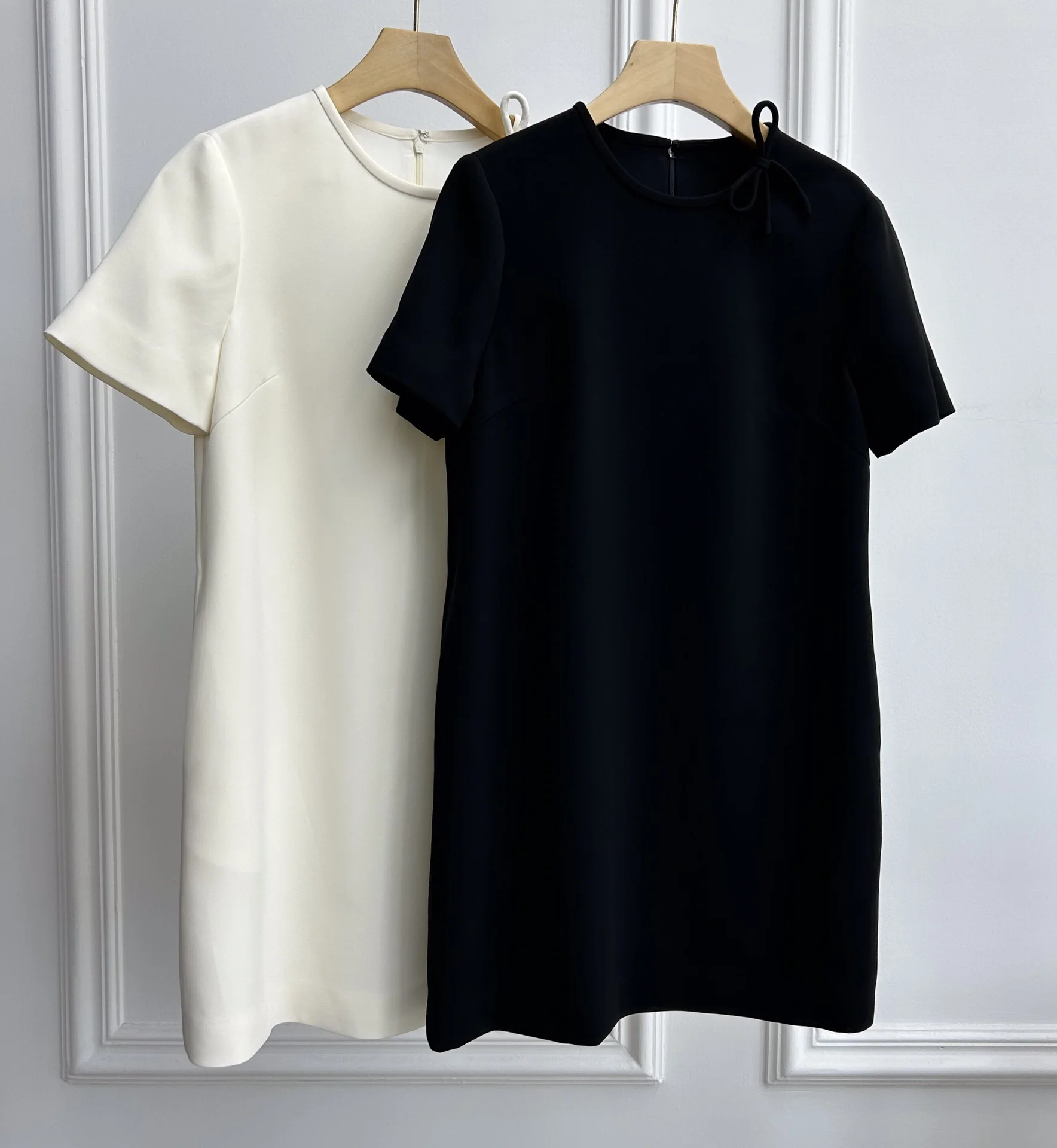 Spring and summer new neckline bow dress, imported acetic acid fabric, silk lining
Spring and summer new neckline bow dress, imported acetic acid fabric, silk lining