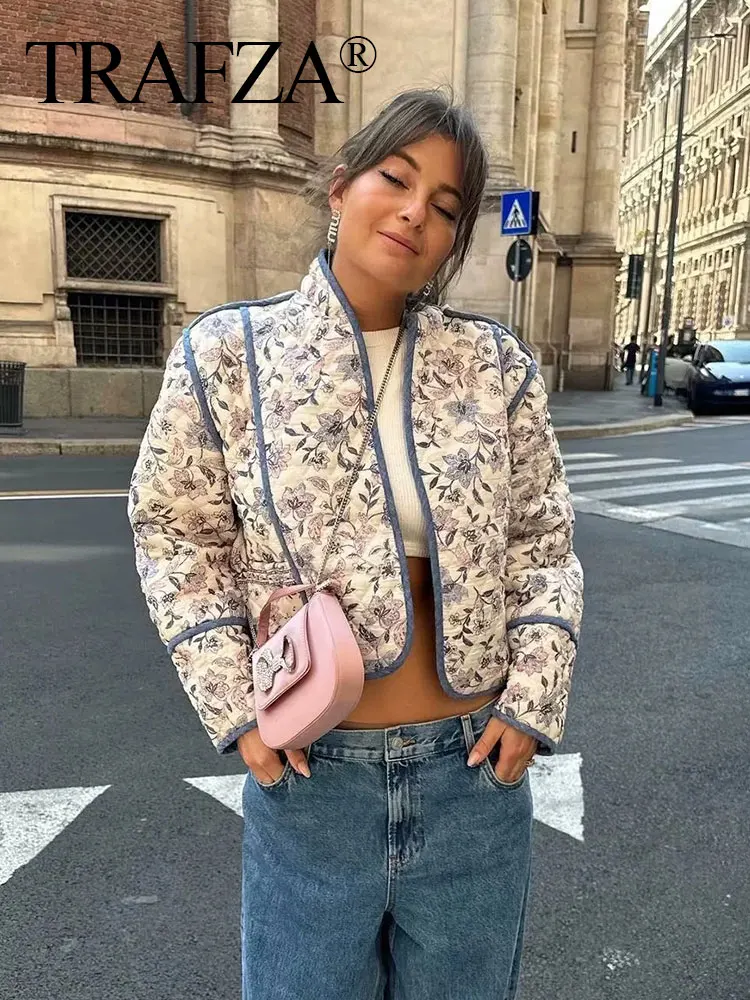 Куртка женская хлопковая двусторонняя с длинными рукавами и накладными карманами
Куртка женская хлопковая двусторонняя с длинными рукавами и накладными карманами