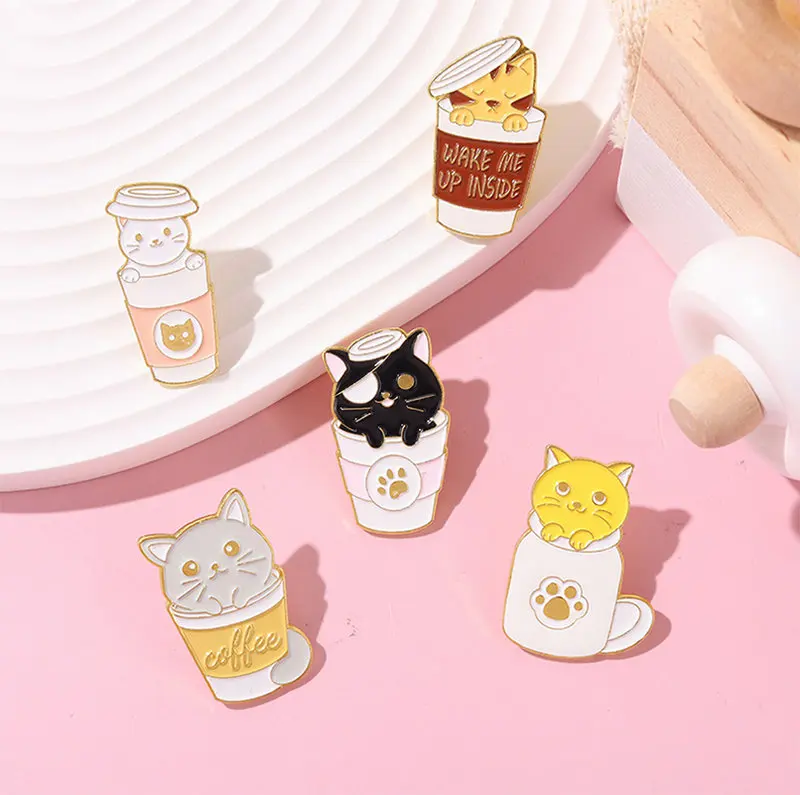 Металлические значки в виде кофейной чашки с зернистой котенком, Значки для сумок, одежды, булавки, ювелирные изделия, подарок для кошки, любимой кофейной кошки, эмаль
Металлические значки в виде кофейной чашки с зернистой котенком, Значки для сумок, одежды, булавки, ювелирные изделия, подарок для кошки, любимой кофейной кошки, эмаль