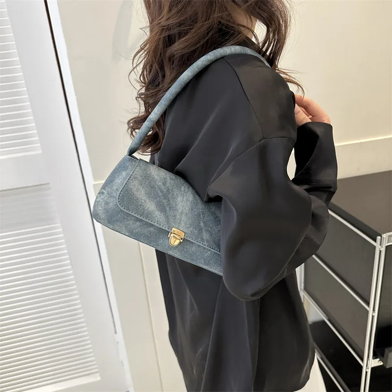 New Fashionable Popular pu Personalized Design Exquisite Texture Shoulder Underarm Small Square Bag
New Fashionable Popular pu Personalized Design Exquisite Texture Shoulder Underarm Small Square Bag