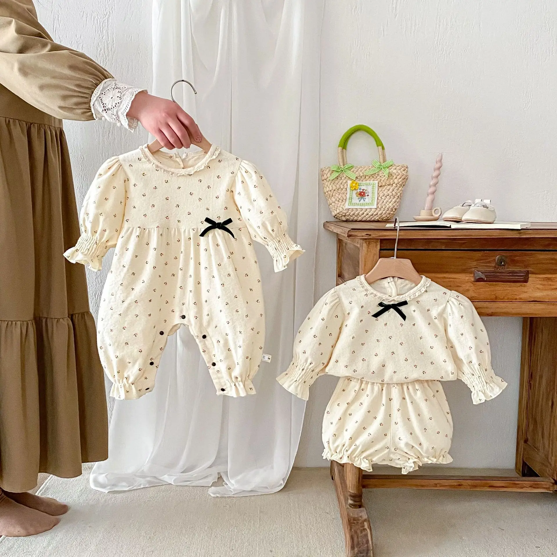 Ins Spring Autumn Baby Girls Bodysuit Cotton Knotbow Lantern Sleeve Shirts Loose Printed Shorts Suit Toddler Girls Outfits
Ins Spring Autumn Baby Girls Bodysuit Cotton Knotbow Lantern Sleeve Shirts Loose Printed Shorts Suit Toddler Girls Outfits