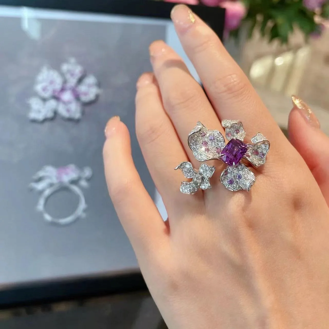

Bright purple diamond jewelry colorful flower ring female opening high sense design elegant temperament Joker.