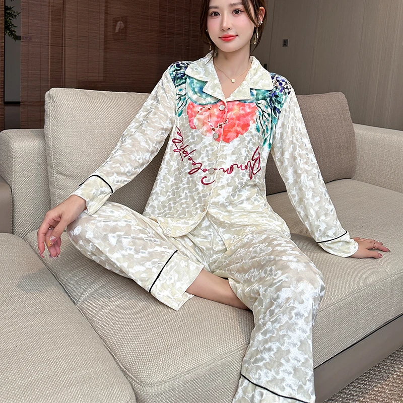 Pajama Set For women Casual Gold Velvet Print Long Sleeved Top and Pants Pijama Set Sleepwear for Sleeping and Leisure Pyjama
Pajama Set For women Casual Gold Velvet Print Long Sleeved Top and Pants Pijama Set Sleepwear for Sleeping and Leisure Pyjama