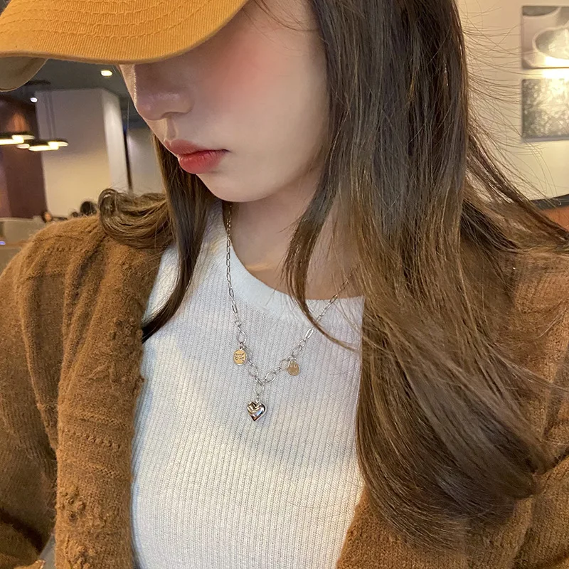 INS Love Smiling Face Necklace Women's Light Luxury Sweater Chain Autumn and Winter Y2K Accessories New Fashion Jewelry Gift
INS Love Smiling Face Necklace Women's Light Luxury Sweater Chain Autumn and Winter Y2K Accessories New Fashion Jewelry Gift