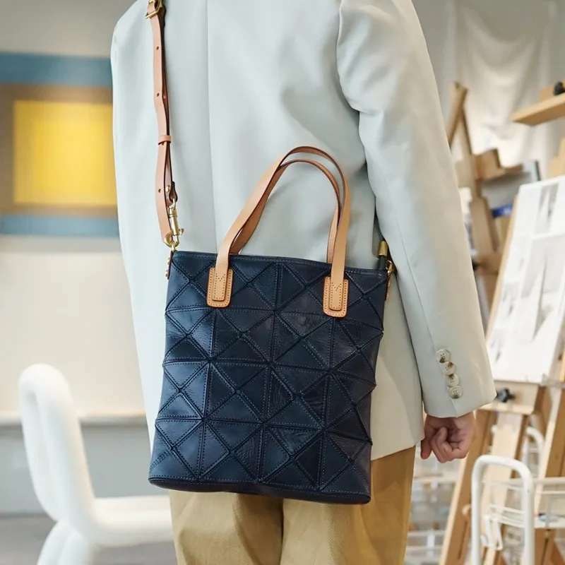 Retro fashion designer natural real leather stitching ladies IPAD portable tote bag daily outdoor work computer briefcase
Retro fashion designer natural real leather stitching ladies IPAD portable tote bag daily outdoor work computer briefcase