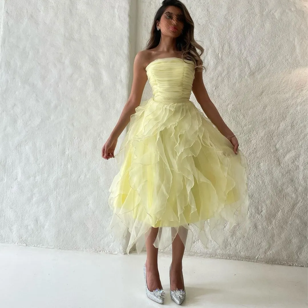 

Light Yellow Organza Homecoming Dresses Ruched Strapless Graduation Party Short Princess Prom Gowns Ruffles Wedding Guest Dress