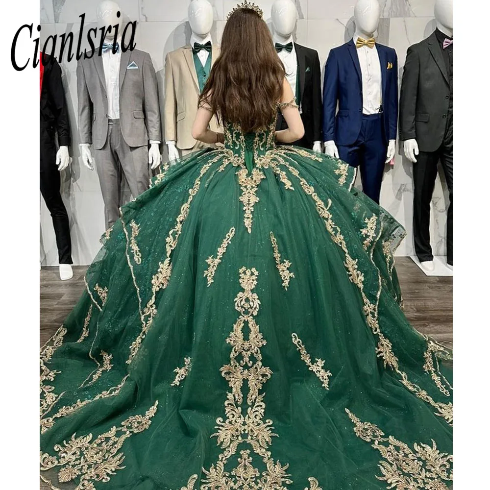 Emerald Green Mexican Quinceanera Dress Ball Gown Off The Shoulder Sequined Appliques Lace Corset Vestidos De XV Anos
Emerald Green Mexican Quinceanera Dress Ball Gown Off The Shoulder Sequined Appliques Lace Corset Vestidos De XV Anos