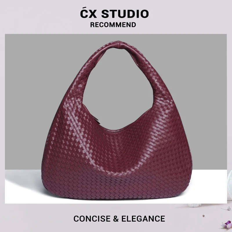 2024 The new crescent female bag all hand woven hand fashion everything American wind shoulder underarm bag
2024 The new crescent female bag all hand woven hand fashion everything American wind shoulder underarm bag