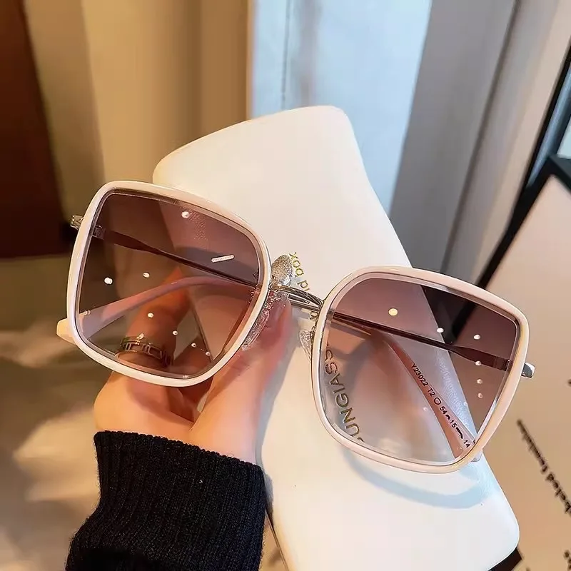 Модные солнцезащитные очки для улицы Женские винтажные очки стильные брендовые Дизайнерские Большие Квадратные Солнцезащитные очки женские UV400 для путешествий
Модные солнцезащитные очки для улицы Женские винтажные очки стильные брендовые Дизайнерские Большие Квадратные Солнцезащитные очки женские UV400 для путешествий