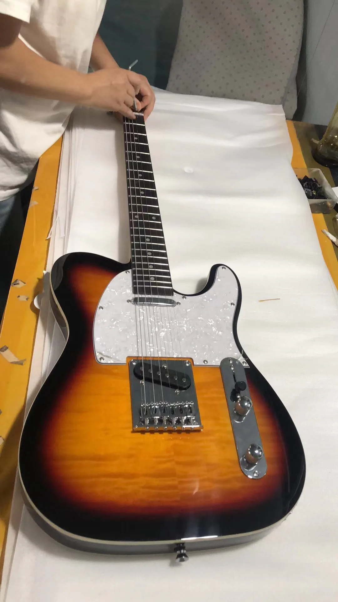 Электрогитара Sunburst TL, 6 струн, красное дерево, кремовый корпус, хромированная фурнитура, глянцевая отделка, Бесплатная доставка
Электрогитара Sunburst TL, 6 струн, красное дерево, кремовый корпус, хромированная фурнитура, глянцевая отделка, Бесплатная доставка