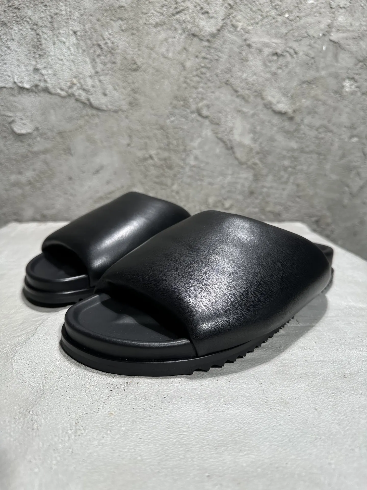 23ss Owen Seak Men Slipper Sandals Black Casual Rome Gladiator Leather Women Slides Summer Shoes
23ss Owen Seak Men Slipper Sandals Black Casual Rome Gladiator Leather Women Slides Summer Shoes
