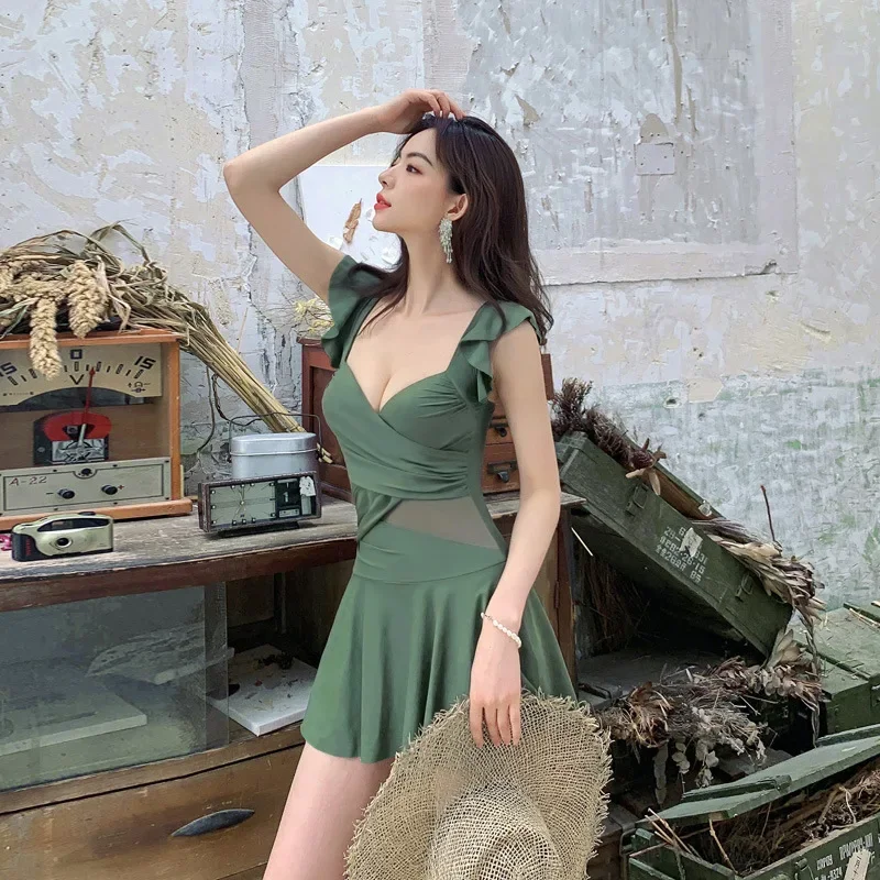 The new one-piece swimsuit women's small breasts gathered to show thin conservative sexy Korean hot spring beach swimwear
The new one-piece swimsuit women's small breasts gathered to show thin conservative sexy Korean hot spring beach swimwear