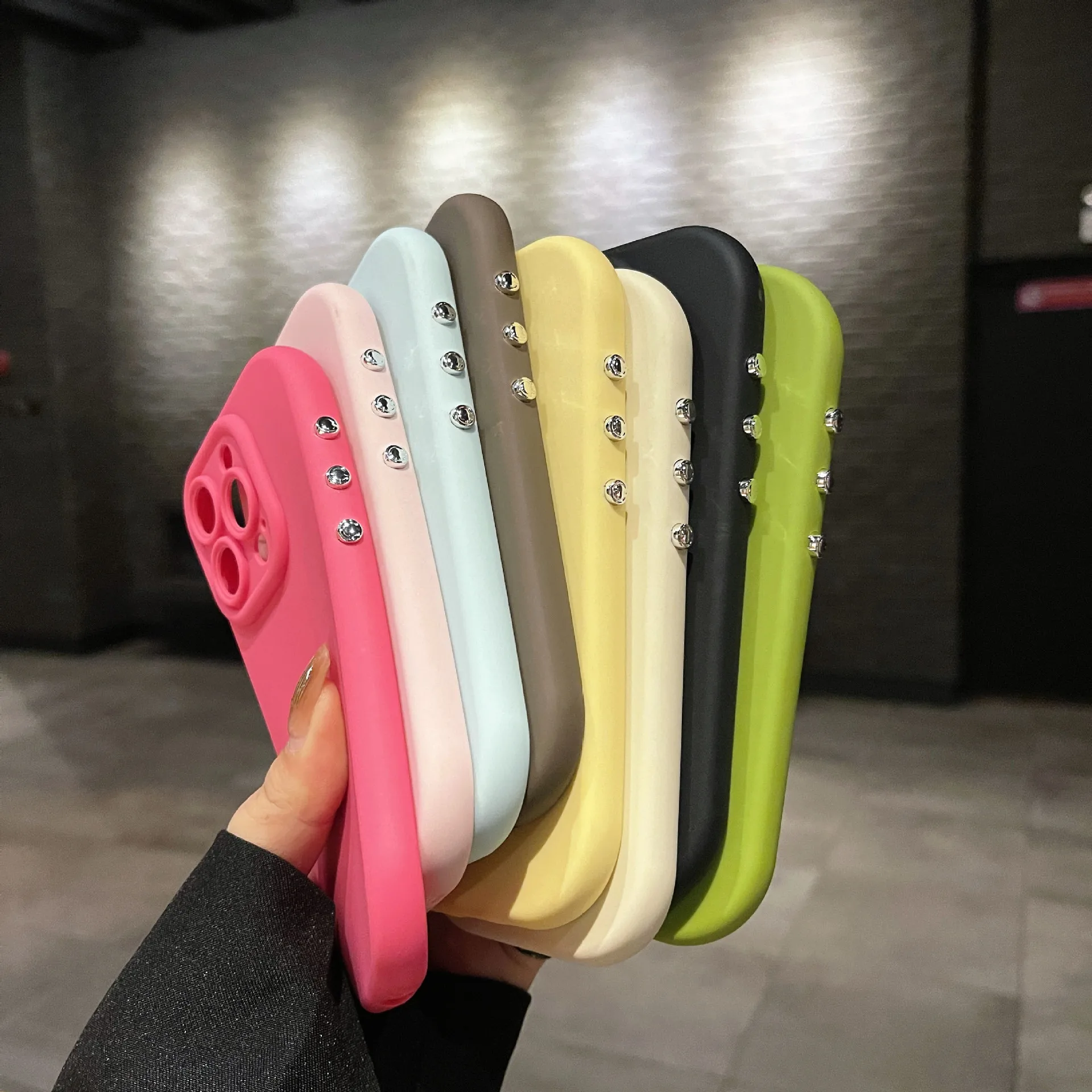 Suitable for iPhone15PRO phone case simple wind for Apple 14 silicone solid color electroplated key soft thickening protection
Suitable for iPhone15PRO phone case simple wind for Apple 14 silicone solid color electroplated key soft thickening protection