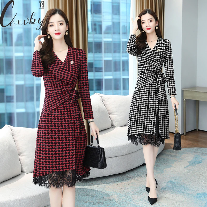 Women Elegant V-Neck Plaid Party Dress Autumn Lace Patchwork Retro A-Line Dress Slim Waist Lace Long Sleeve Knee-Length Vestdios
Women Elegant V-Neck Plaid Party Dress Autumn Lace Patchwork Retro A-Line Dress Slim Waist Lace Long Sleeve Knee-Length Vestdios