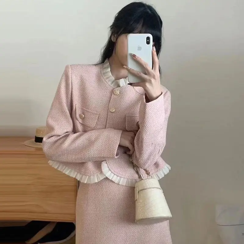 Women's Wind Wood Ear Edge Woolen Blazer Half Skirt Set with Retro Contrasting Round Neck Woolen Jacket Half Skirt Two-piece Set
Women's Wind Wood Ear Edge Woolen Blazer Half Skirt Set with Retro Contrasting Round Neck Woolen Jacket Half Skirt Two-piece Set