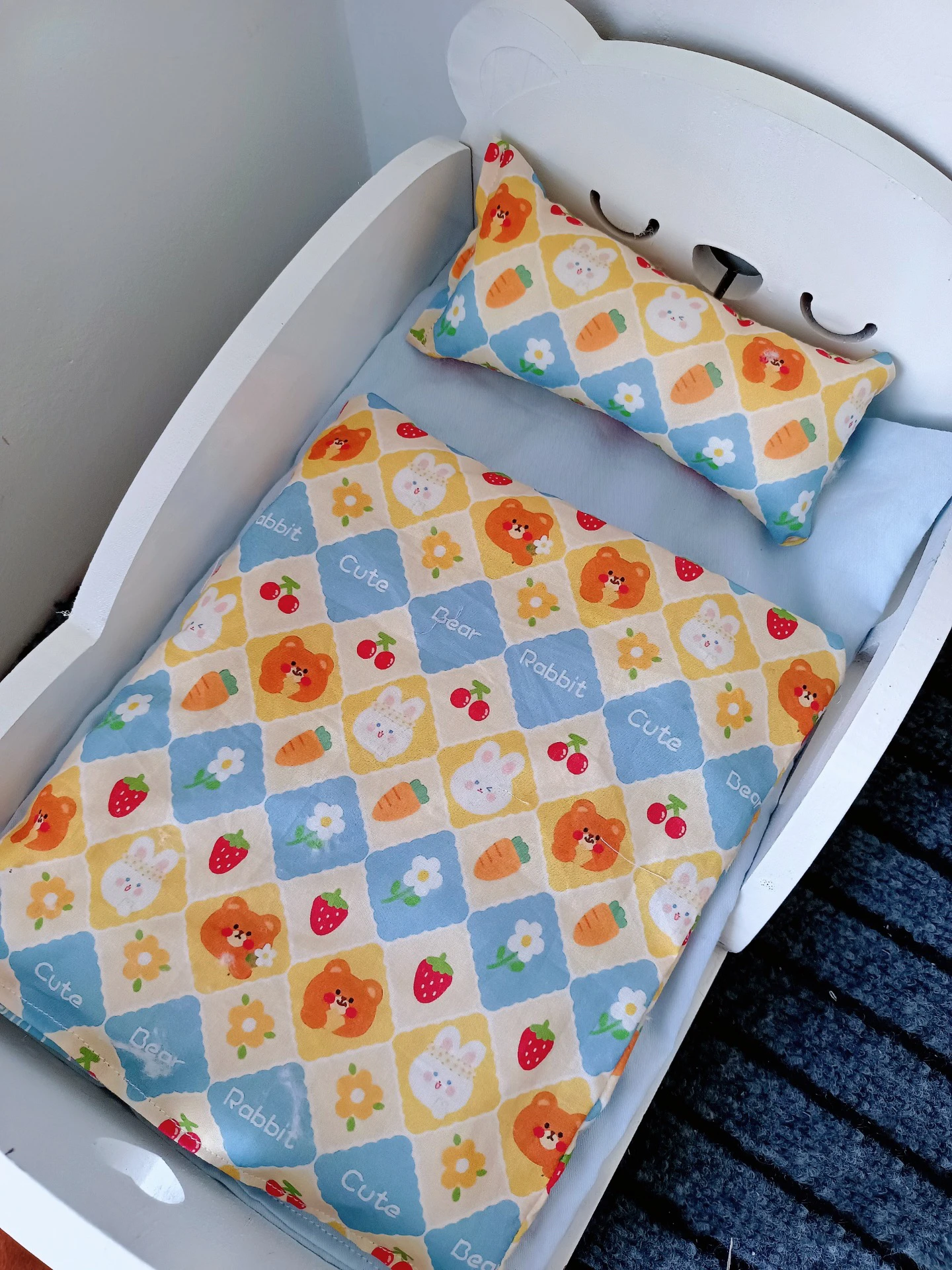 BJD doll Bedding Rabbit radish Cotton Bedding fwith pillow (Fit Pullip,Ob24,Azone,Licca,ICY, JerryB, 1/6 doll series)
BJD doll Bedding Rabbit radish Cotton Bedding fwith pillow (Fit Pullip,Ob24,Azone,Licca,ICY, JerryB, 1/6 doll series)