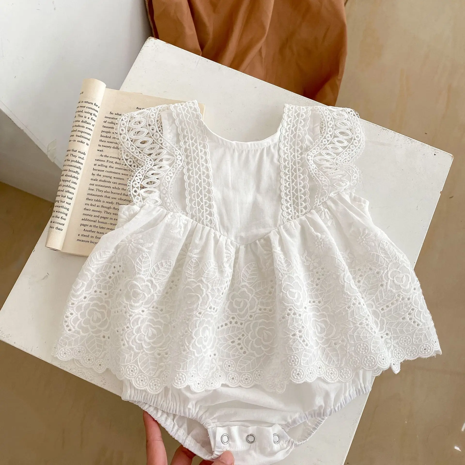 2023 Summer New Baby Girls Lace Hollow Out Embroidered Princess Bodysuit Cotton Infant Girl Sweet Sleeveless Dress Jumpsuit
2023 Summer New Baby Girls Lace Hollow Out Embroidered Princess Bodysuit Cotton Infant Girl Sweet Sleeveless Dress Jumpsuit