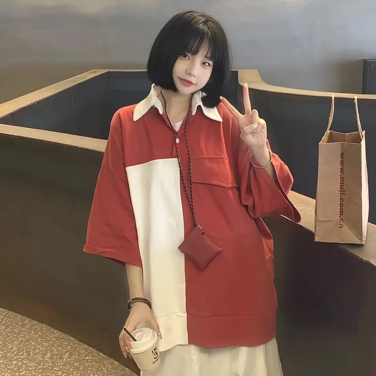 Short sleeved Polo shirt for women in summer new niche design red and white double spelling white T shirt loose and versatile
Short sleeved Polo shirt for women in summer new niche design red and white double spelling white T shirt loose and versatile