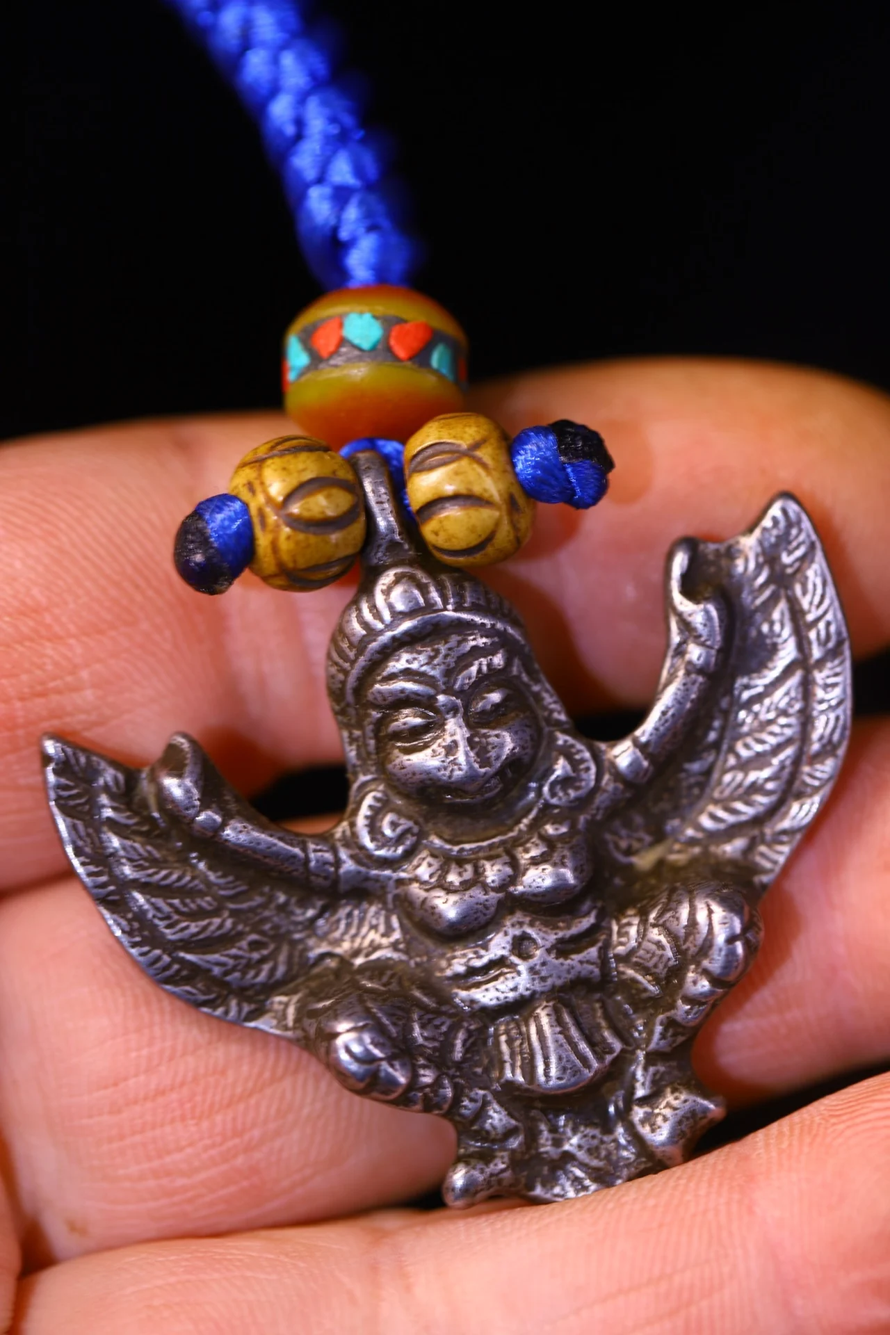 2"Tibetan Temple Collection Old Tiantie Cinnabar Garuda Dhwaja Buddha Card Vajra Pendant Amulet Town house Exorcism 
2"Tibetan Temple Collection Old Tiantie Cinnabar Garuda Dhwaja Buddha Card Vajra Pendant Amulet Town house Exorcism
